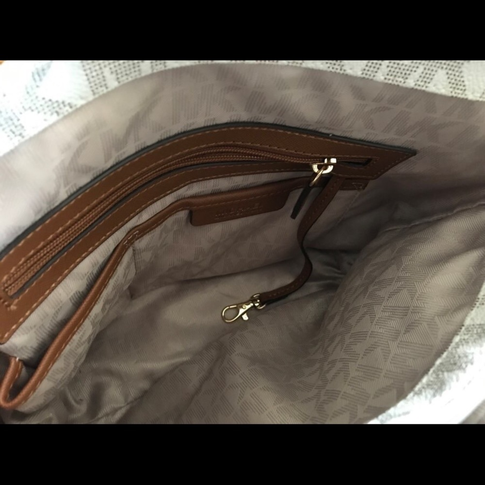 Authentic MK Purse ✨ - Picture 2 of 2